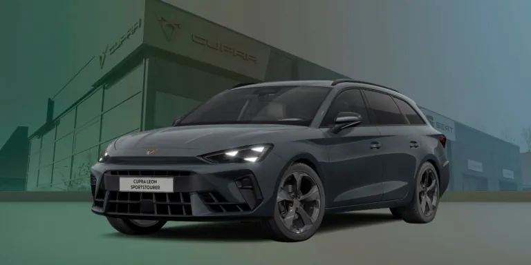 Dunkler Cupra Leon Sportstourer vor einem Gebäude