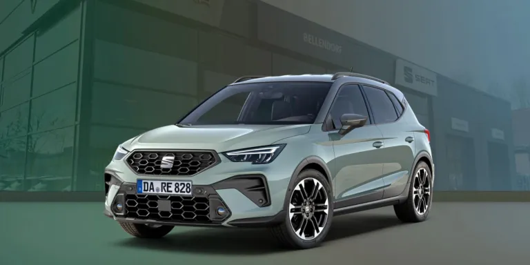 Seat Arona vor einem Gebäude